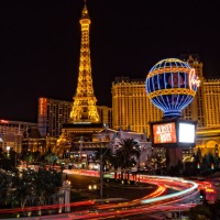 Kuvituskuva: Las Vegasin katunäkymä yöllä, AWS re:Invent -tapahtuman pitopaikka